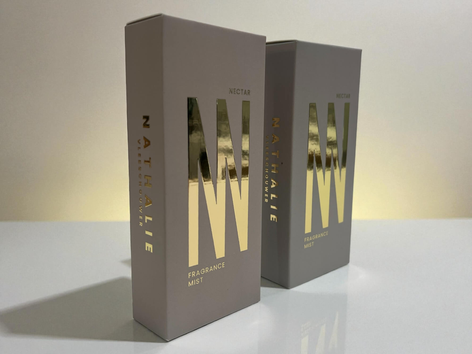 Luxe doosje met foliedruk van vouwkarton voor een huisparfum 