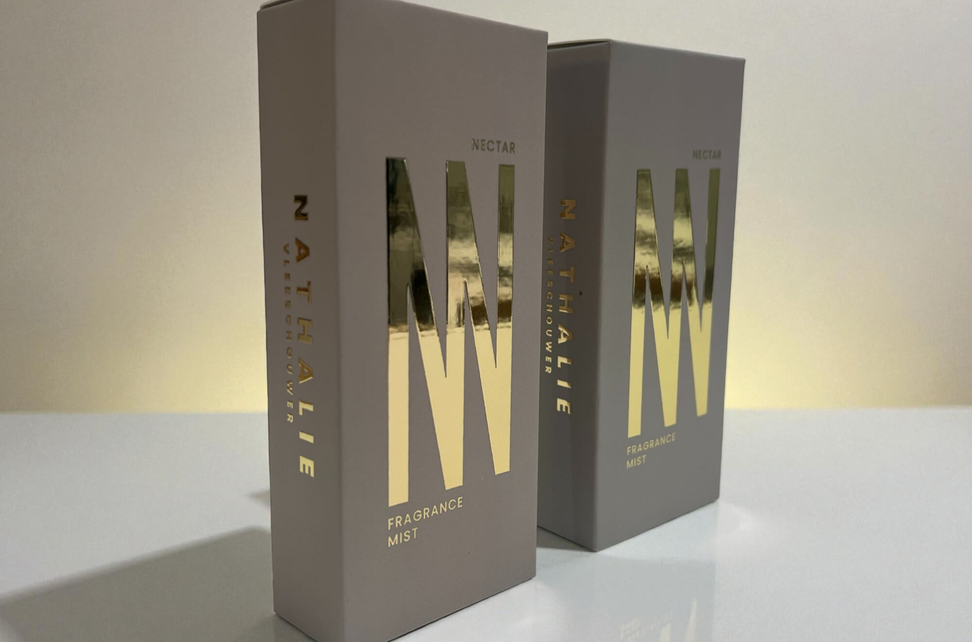 Luxe doosje met foliedruk van vouwkarton voor een huisparfum 